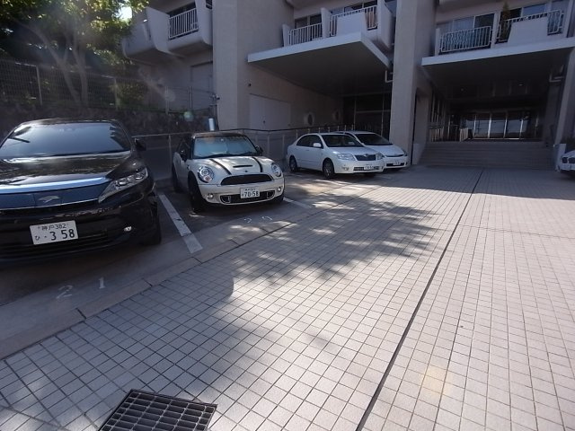 神戸市東灘区岡本６丁目の賃貸マンションの駐車場