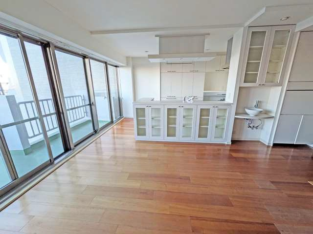 神戸市東灘区岡本６丁目の賃貸マンションの居間・リビング