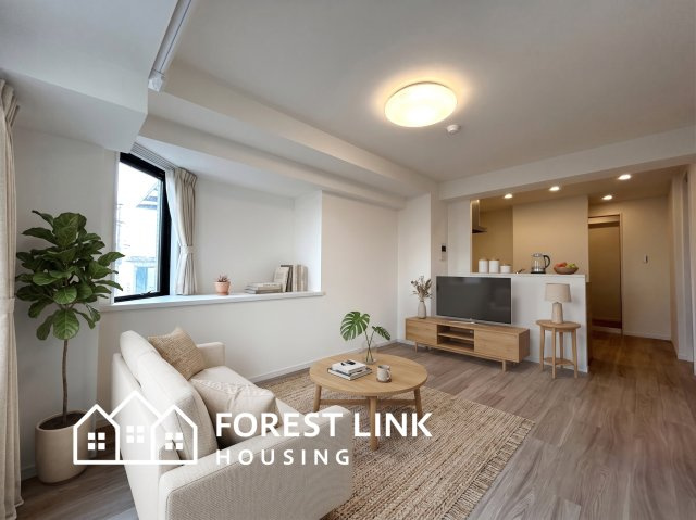 ライオンズマンション八尾第二の居間・リビング|木目調のフローリングで部屋に温かみを与えてくれます。