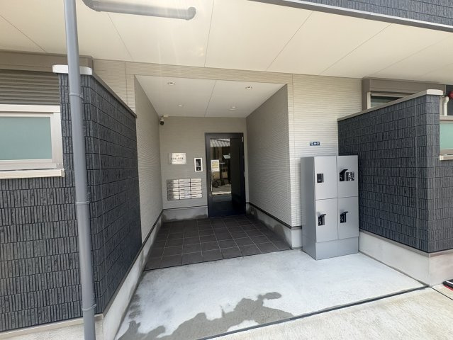 クレセント江坂のエントランス