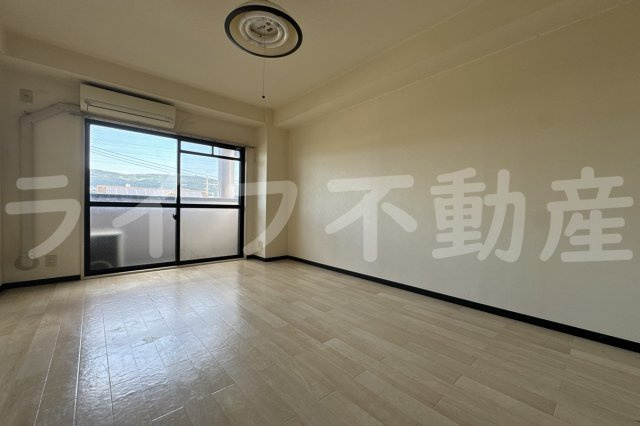リカーズマンションの居間・リビング|こちらのリビングで趣味の時間をお楽しみください