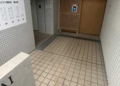 【エントランス】 | リリファ相武台 | マンションのエントランスには、もともと風よけや防犯の役割がありますが、マンションによって宅配ボックスなどの設備が備わっている所もあります。日々の生活をイメージしながら生活しやすさをチェックしましょう。