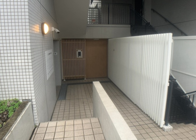【受付】 | リリファ相武台 | 受付はマンションコンシェルジュがいる場合もあれば、管理人が滞在する小部屋を総称して呼ぶことがあります。主にエントランスに設置されていることから、防犯面でも期待ができます。防犯設備がない場合はより安心！