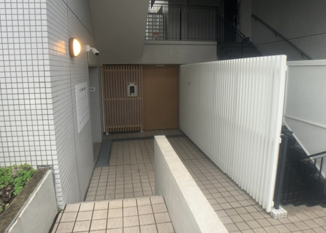 【受付】 | リリファ相武台 | 受付はマンションコンシェルジュがいる場合もあれば、管理人が滞在する小部屋を総称して呼ぶことがあります。主にエントランスに設置されていることから、防犯面でも期待ができます。防犯設備がない場合はより安心！