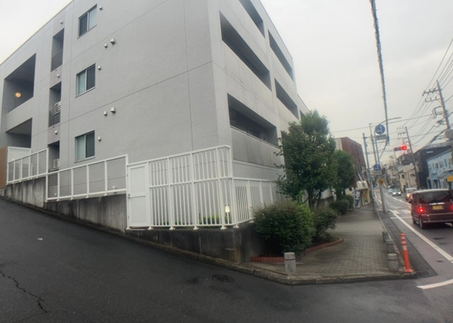 【外観】 | リリファ相武台 | 隣家の土地はどうなっているのか、生活利便施設が近くにあるのか、学校まで近いかなど、お客様のライフスタイルにあわせたイメージが重要です。また、近くにあると困る施設が近くにないかも確認するといいでしょう。