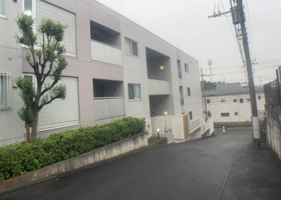 【現況写真】 | リリファ相武台 | 道幅が広い場所は日当たりや風通が良好です。幅が広いのですれ違いも可能ですし大きな車でも駐車可能！一方で、大型車が通ることも多くなるため交通量の増加により騒音に繋がります。また土地の値段が高くなります。