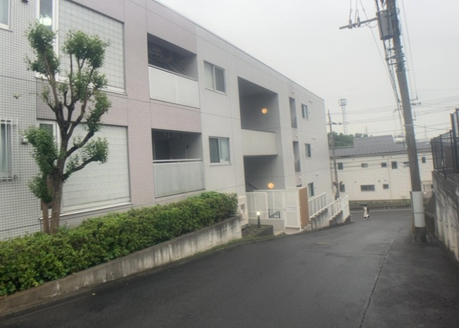 【現況写真】 | リリファ相武台 | 道幅が広い場所は日当たりや風通が良好です。幅が広いのですれ違いも可能ですし大きな車でも駐車可能！一方で、大型車が通ることも多くなるため交通量の増加により騒音に繋がります。また土地の値段が高くなります。