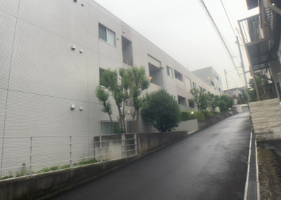 【構造・工法・仕様】 | リリファ相武台 | ＳＲＣ造は強度や耐震性の面でもRC造と比べて優れています。そのため、10階建以上の高層または超高層マンションなどの建築にも多く採用されています。柱や梁などのサイズが小さくても高い耐震性を確保できます。