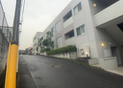 【外観】 | リリファ相武台 | 外観はマンション管理がされているかの目安になります。築年数が古いと、壁面は劣化してひび割れが生じることも！建物が古びていても細かいところが修繕されていると、きちんと管理されているなぁと感じるでしょう。