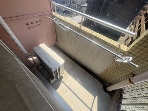 ミールズ江坂のバルコニー