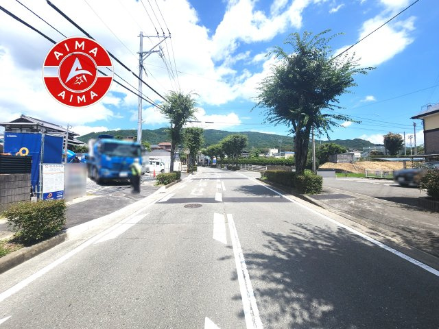 大野城市大城3丁目第1-7棟（3号棟）の前面道路含む現地写真|前面道路は閑静な住宅地をはしる車通りの少ない道路。お車の出し入れが苦手なママや小さなお子様にも安心ですね。しっかり舗装もされているので、ベビーカーや自転車で通っても快適に通行できます。