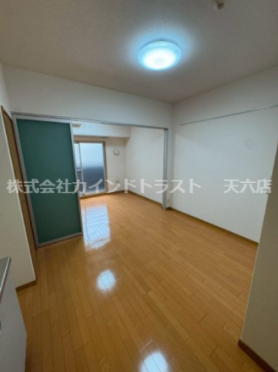 ONE ROOF FLAT FUKUSHIMA(ワンルーフフラットフクシマ)の居間・リビング|ゆったりとした居間です