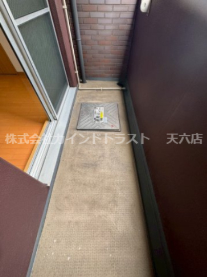 ONE ROOF FLAT FUKUSHIMA(ワンルーフフラットフクシマ)のバルコニー|外からの目が気にならないバルコニーで洗濯物が干せます