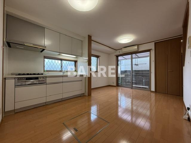 花屋敷1丁目貸家Uの居間・リビング