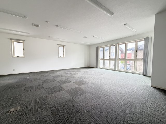 飯塚町事務所の洋室|■2階事務所全景①