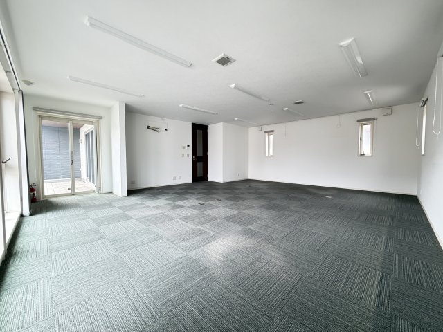 飯塚町事務所の洋室|■2階事務所全景②