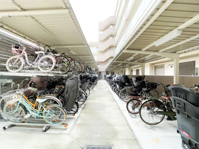 リビオ西宮門戸の駐車場|自転車置き場となります。スーパーをはじめ、徒歩1分圏内にスーパーがあり、食料品や日用品の買い物が便利にできます。