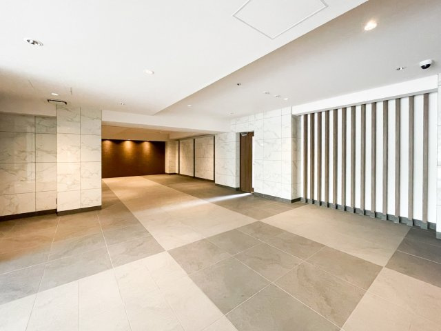 リビオ西宮門戸のエントランス|上品で広々としたエントランスでございます。
