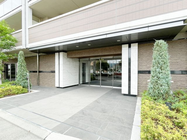 リビオ西宮門戸のエントランス|ホテルライクなエントランスの外観です。植栽による綺麗で落ち着いた景観が素敵です。