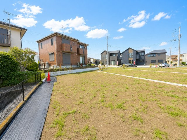 【外観】 | ◆爽やかな青空の下に贅沢なほどに降り注ぐ陽光、豊かな居住性と、クオリティが見事に調和した住空間は、住まうことの喜びを感じさせてくれます。ゆとりある広い敷地で開放的なお住まいです。

