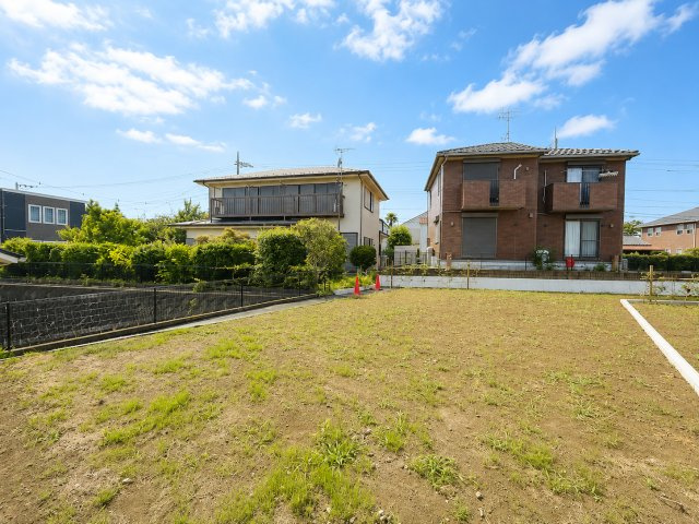 【外観】 | ◆一戸建てを中心とした街並みが整然と続き、周辺は高い建物が建っていないので、緑の多い閑静な趣を感じる環境です。街並みや周辺環境も重要なポイントです！！