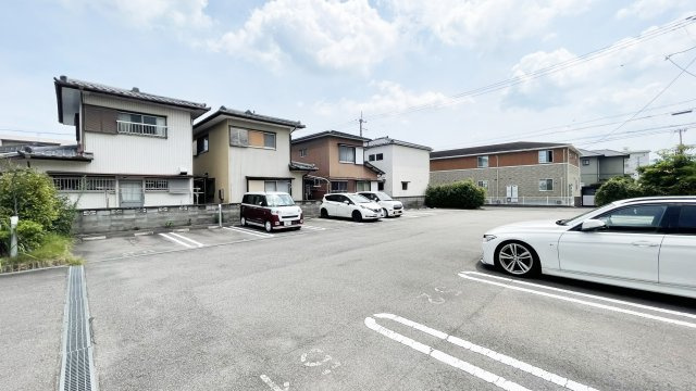 ベレオ西新浜　Ａ棟の駐車場