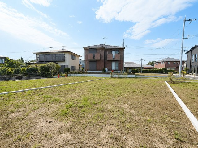 【外観】 | ◆爽やかな青空の下に贅沢なほどに降り注ぐ陽光、豊かな居住性と、クオリティが見事に調和した住空間は、住まうことの喜びを感じさせてくれます。ゆとりある広い敷地で開放的なお住まいです。