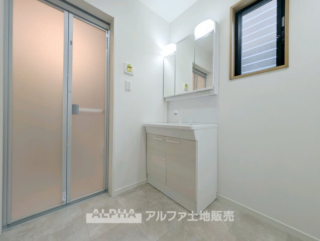 西武新宿線 小平駅 14分 中古戸建 小平市大沼町2丁目の独立洗面台|【Powder room】
◆独立洗面台◆朝の身支度や帰宅後の手洗いも快適に行える独立洗面台。収納スペースも備えており、洗面用品をすっきり整理できる使い勝手の良い空間です。