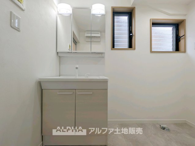 西武新宿線 小平駅 14分 中古戸建 小平市大沼町2丁目の独立洗面台|【Laundry space】
◆ランドリースペース◆洗濯機置場を備えた使いやすいランドリースペース。浴室換気乾燥機付きで、天候を気にせず洗濯でき、毎日の家事もスムーズにこなせます。
