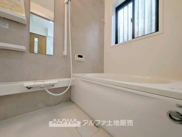 西武新宿線 小平駅 14分 中古戸建 小平市大沼町2丁目の浴室|【Bath room】
◆バスルーム◆一日の疲れをゆっくり癒せる落ち着いたバスルーム。浴室乾燥機付きで天候を気にせず洗濯でき、毎日の暮らしにも便利な空間です。