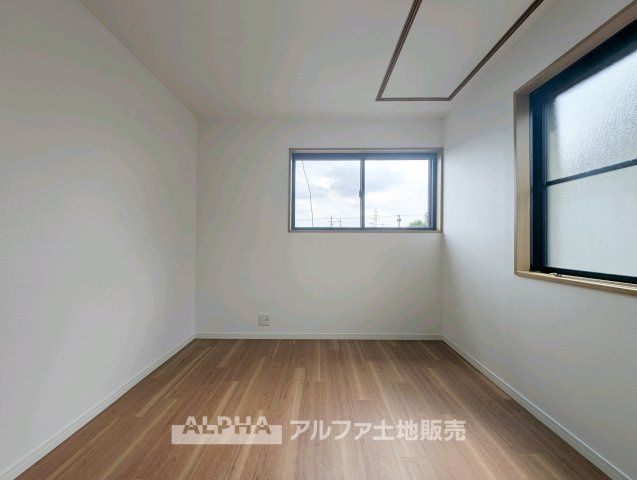 西武新宿線 小平駅 14分 中古戸建 小平市大沼町2丁目の洋室|【bright room】
◆明るさを感じる洋室◆やわらかな光が室内に広がり、日中も快適に過ごせる一室。プライベート空間として落ち着いた時間を過ごせます。