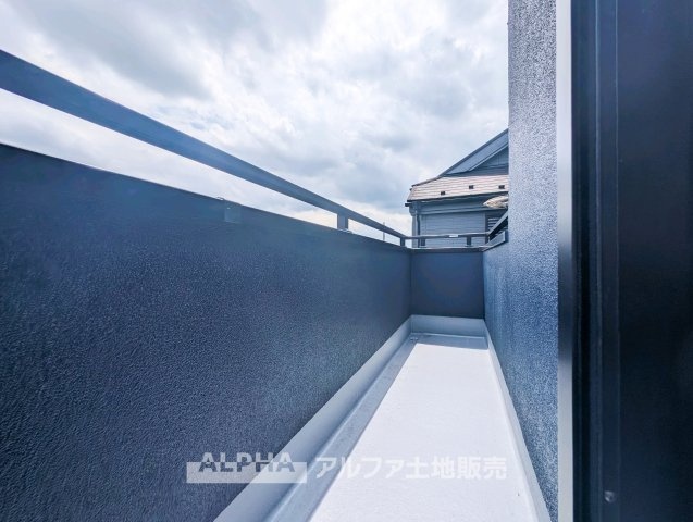 西武新宿線 小平駅 14分 中古戸建 小平市大沼町2丁目のバルコニー|【Balcony】◆バルコニー◆日当たりの良いバルコニーは、洗濯物がよく乾くだけでなく、外の空気を感じながらひと息つける場所。暮らしに心地よい余白をもたらします。