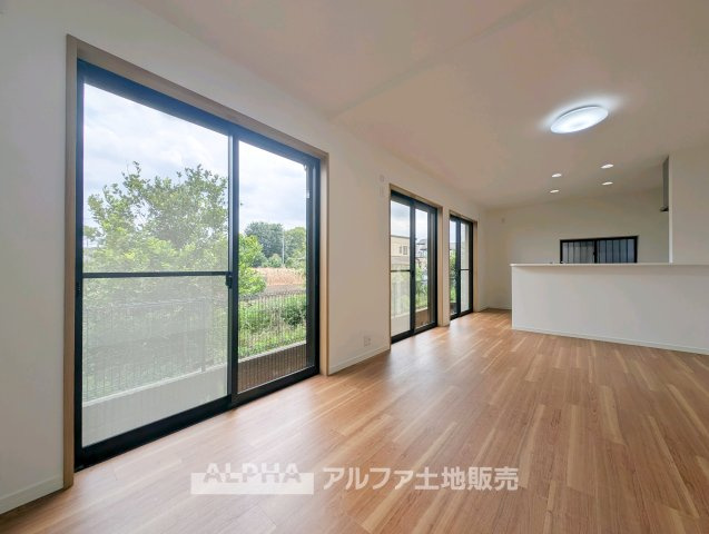 西武新宿線 小平駅 14分 中古戸建 小平市大沼町2丁目の居間・リビング|【Living Room】
◆家族時間を育む◆
朝は食卓を囲み、昼はお子様の遊び場、夜は家族団らんのひととき。時間帯ごとに異なる役割を担い、暮らしの中心となるリビングです。