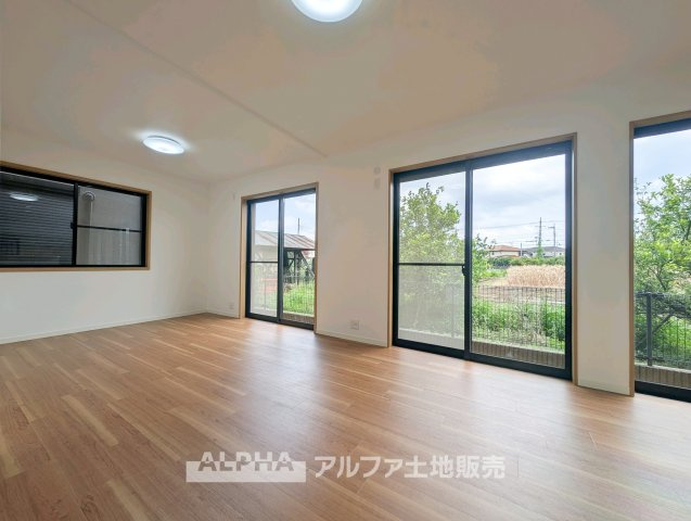 西武新宿線 小平駅 14分 中古戸建 小平市大沼町2丁目の居間・リビング|【Life Stage】
◆暮らしに寄り添う◆
小さなお子様の遊び場から、成長後の学習スペース、ご夫婦のくつろぎの場まで、ライフステージに合わせて活用できます。