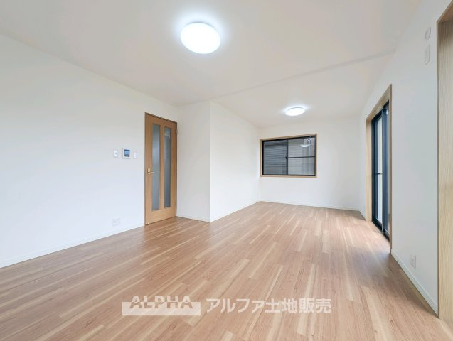 西武新宿線 小平駅 14分 中古戸建 小平市大沼町2丁目の居間・リビング|【Daily Scene】
◆暮らしをつなぐ場所◆
「おはよう」から「おやすみ」まで、一日のさまざまな時間が交差するリビング。家族の何気ない毎日を、心地よく支える空間です。