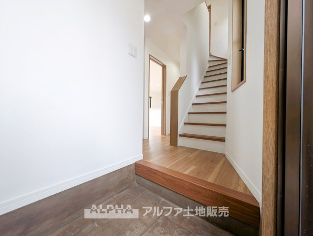 西武新宿線 小平駅 14分 中古戸建 小平市大沼町2丁目の玄関|【Entrance Design】
◆玄関◆出入りのたびに気持ちが整うような落ち着きある玄関空間。シンプルな構成で使いやすく、住まい全体の印象をやわらかく引き立てます。