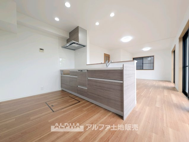 西武新宿線 小平駅 14分 中古戸建 小平市大沼町2丁目のキッチン|【Feel at Home】
◆自然と居場所になる◆料理をしながら会話が広がる、家族との時間を大切にできるキッチン。空間全体に統一感があり、住まいにやさしいぬくもりを感じられます。