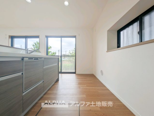 西武新宿線 小平駅 14分 中古戸建 小平市大沼町2丁目のキッチン|【Timeless Kitchen】
◆暮らしの真ん中にある場所◆毎日の食事も、何気ない会話も自然と集まるキッチンスペース。空間に調和するデザインが、過ごす時間そのものを心地よく変えてくれる。
