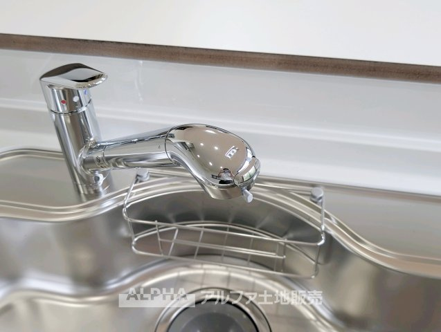 西武新宿線 小平駅 14分 中古戸建 小平市大沼町2丁目のキッチン|【Water cleaner】
◆浄水器◆蛇口から流れ出すお水はクリーンでいつも楽しめます。また浄水器内臓シャワー混合栓なので場所取らずのスッキリとしたスタイルです。