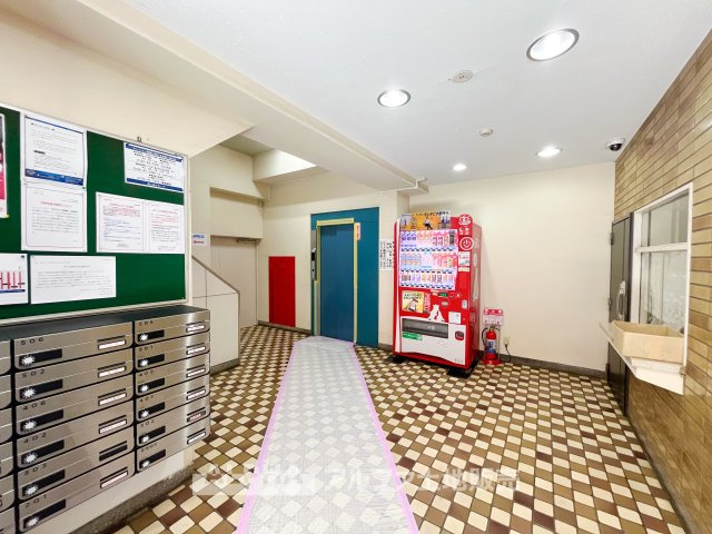 メゾン藤のその他共用部分|【Lobby】
◆ロビー◆管理が行き届いたロビーは、毎日の行き帰りを気持ちよく迎えてくれる空間。住まい全体に安心感と清潔感を感じられます。