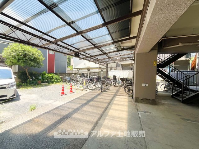 メゾン藤の駐輪場|【Bicycle Space】
◆駐輪スペース◆自転車を複数台置けるスペースを確保。通勤・通学用はもちろん、お子様の自転車や趣味のバイク置場としても使いやすい住まいです。