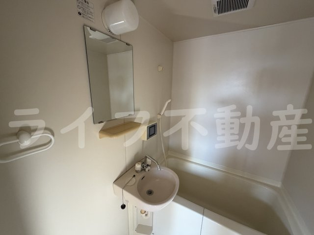 第5美和マンションの洗面所|独立洗面台、朝の身支度には欠かせません