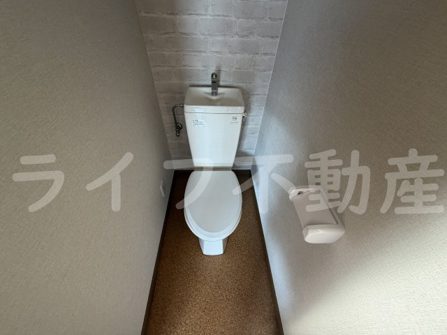 第5美和マンションのトイレ|落ち着いた色調のトイレです