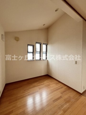 【内装】 | 磐田市西島　中古住宅 | 2階ホール、お子様の遊び場などにいかがでしょうか
