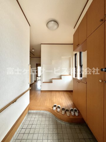 【玄関】 | 磐田市西島　中古住宅 | 広々とした玄関