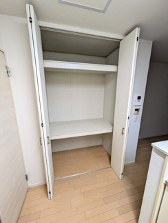 キッチン横に大きな収納あります。