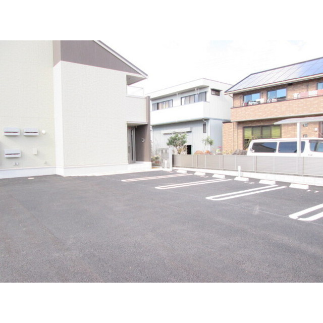 各務原市那加前洞新町３丁目のアパートの駐車場