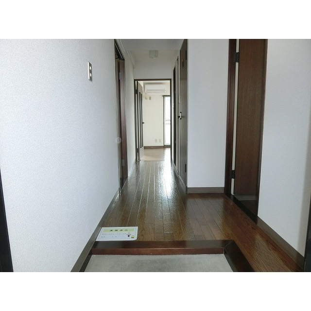 コーポしろかねの玄関
