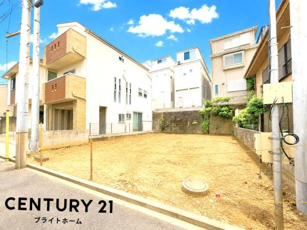 横浜市西区久保町の新築一戸建の前面道路含む現地写真|車通りが少ない為、小さなお子様にも安心です。
是非一度、現地へ起こしください。