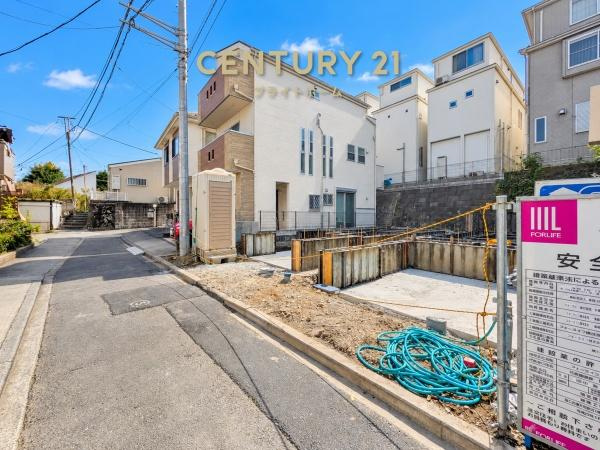 横浜市西区久保町の新築一戸建の前面道路含む現地写真|車通りが少ない為、小さなお子様にも安心です。
是非一度、現地へ起こしください。